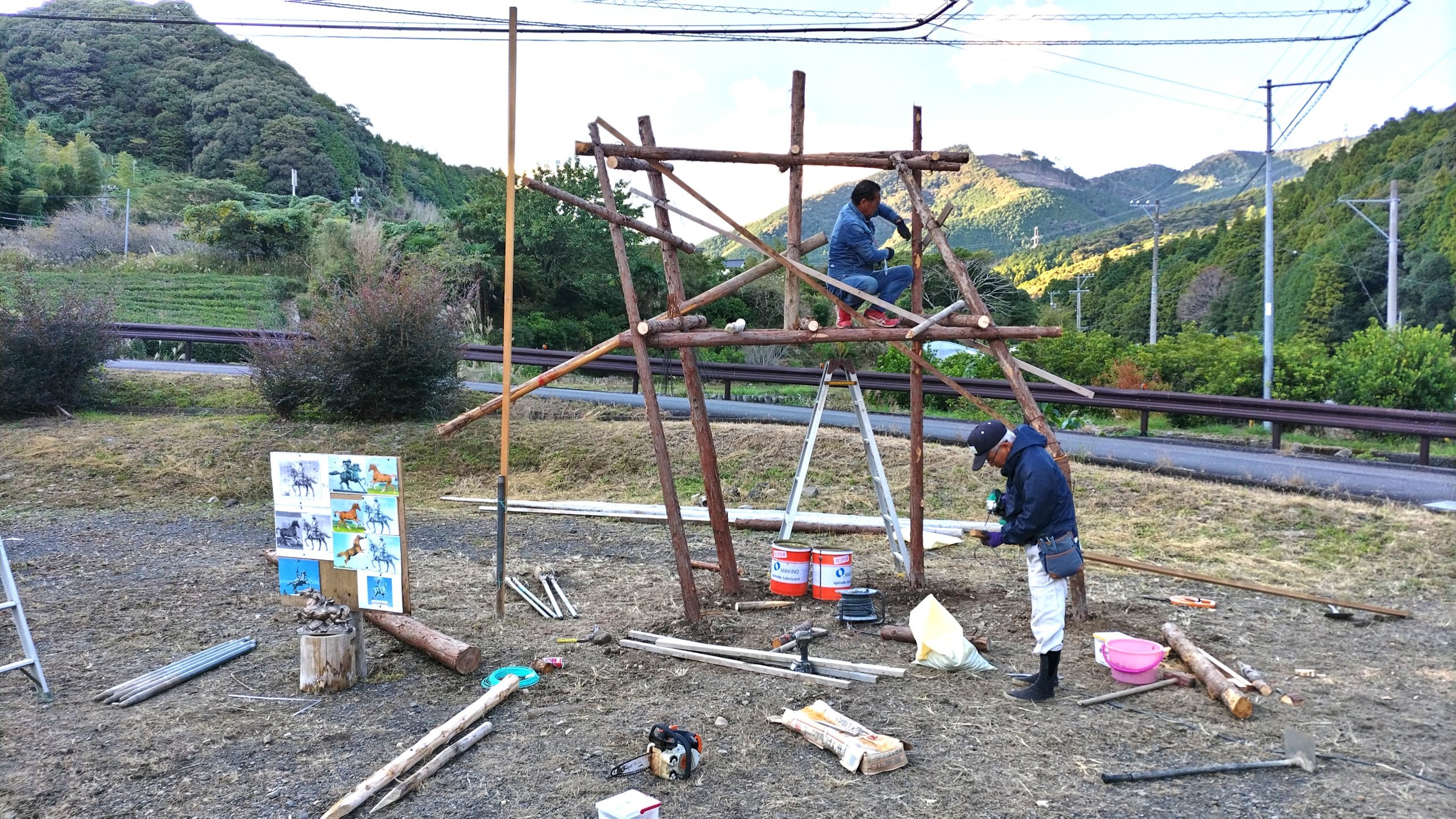 間伐材で骨格を作ります